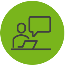 Grüner Kreis mit einer gezeichneten Person in der Mitte die vor einem Laptop sitzt.