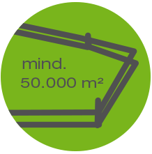 Grüner Kreis mit einem umzäunten Bereich in der Mitte und der Aufschrift, mind. 50.000 m².